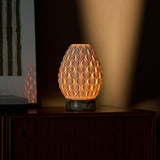 Serena jaune marbre et porcelaine lampe de table rechargeable Tavellio – allumée sur table de chevet – scène intérieure feutrée
