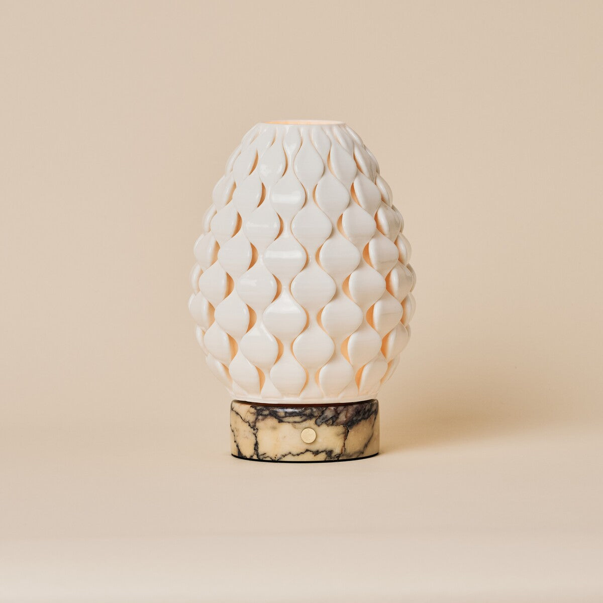 Serena jaune marbre et porcelaine lampe de table sans fil Tavellio – photo studio – abat-jour blanc à pétales