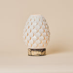 Serena jaune marbre et porcelaine lampe de table sans fil Tavellio – photo studio – abat-jour blanc à pétales