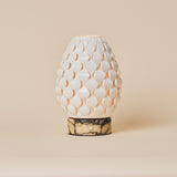 Serena jaune marbre et porcelaine lampe de table sans fil Tavellio – photo studio – abat-jour blanc à pétales