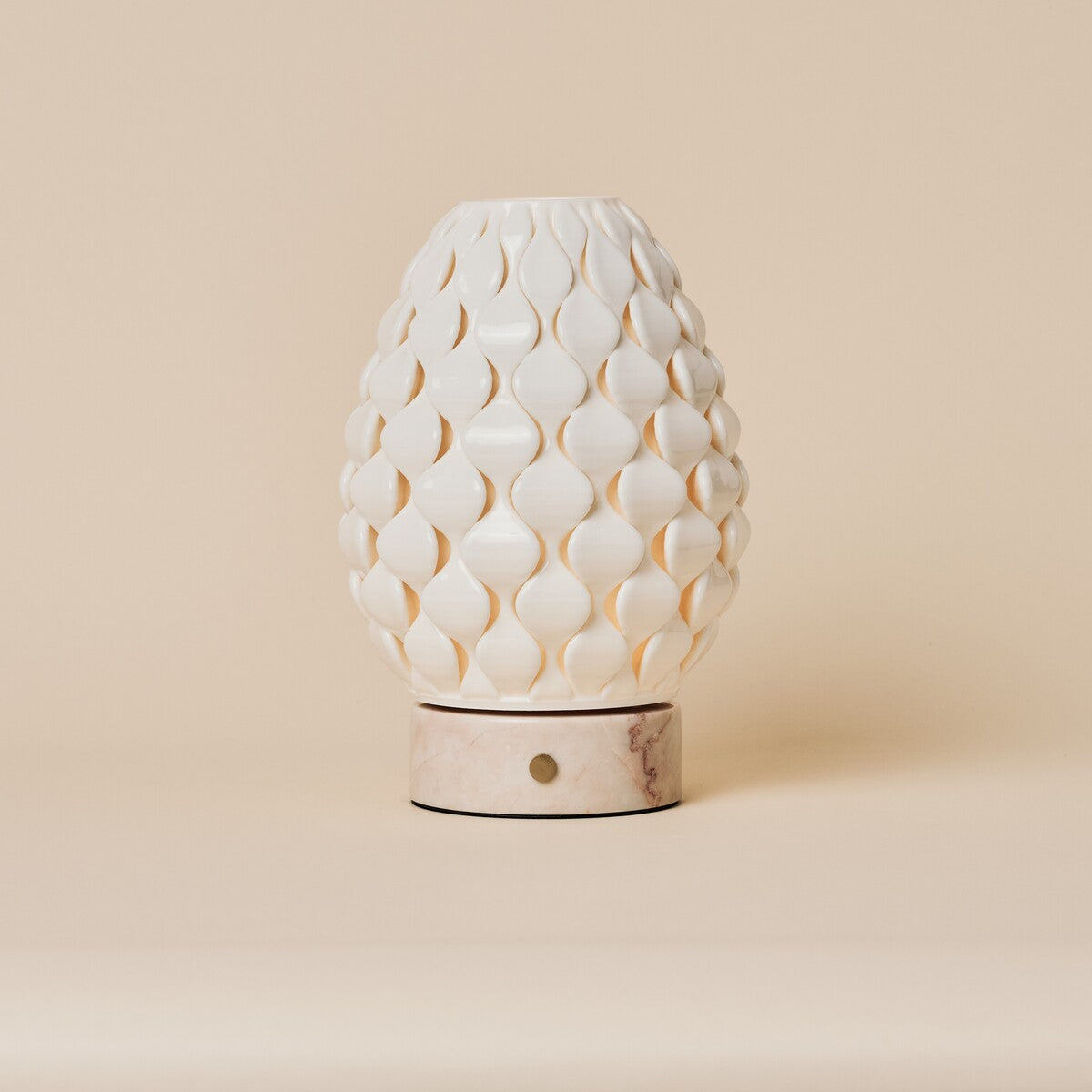 Rechargeable table lamp Serena Rosa Aurora marble, ribbed cream porcelain pinecone-style shade