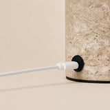 Tafellamp oplaadbaar Hooch Small, oplaadkabel op grijze Silver Travertine marmeren voet, detail