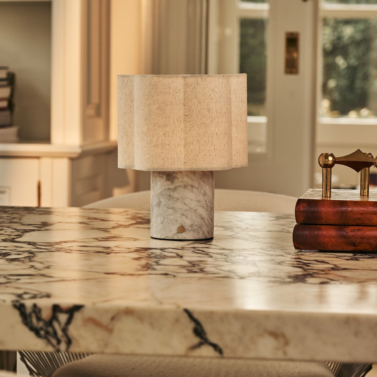 Sisley White – Bianco Statuarietto Marble Rechargeable Table Lamp | Cordless, Up to 100 Hours & Linen Blend