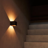 Tess Mokka Bruin IJzeren Wandlamp – 20 Verschillende Lichtkeuren, Dimbaar, Magnetisch Ophangsysteem & Inclusief Afstandsbediening