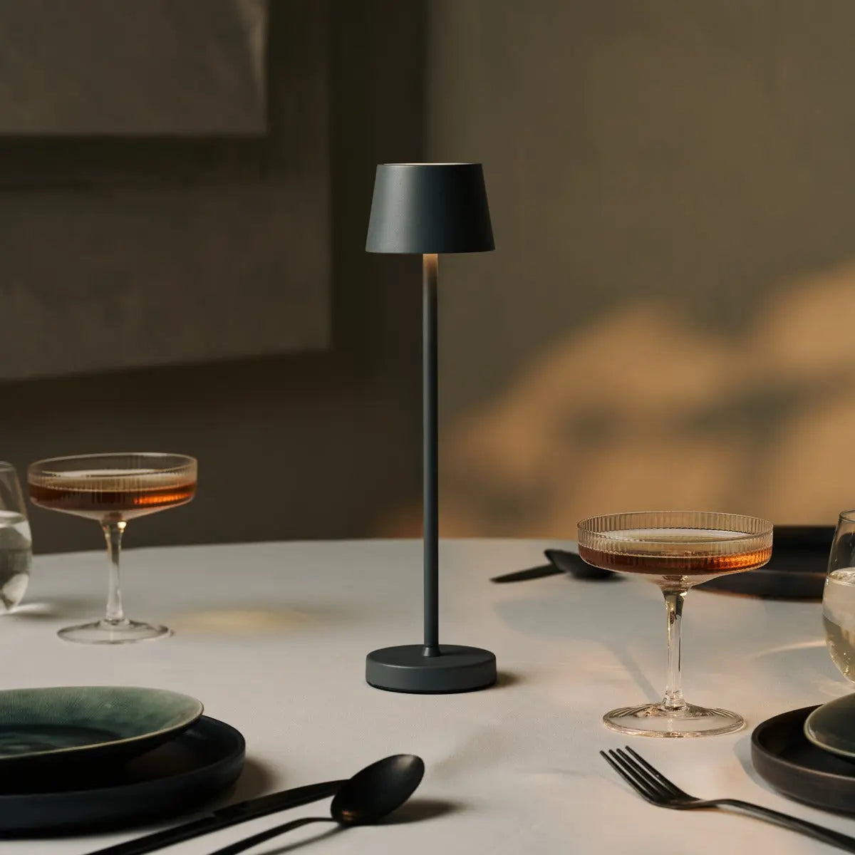 Combi Set Professional – 8 x Vondel Mini Stone Grey Rechargeable Table Lamps & 1 x Central Station Wireless Charging Station with Q1-Technology – Perfect for Restaurants, Hospitality & Hotels Tavellio