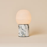 Sol Medium Arabescato Marmor und Alabaster Kabellose Tischlampe