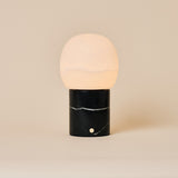 Sol Medium Nero Marquina Marbre & Albâtre Lampe de table rechargeable