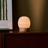 Sol Small Calacatta Vionaro Rosa Marmor und Alabaster Kabellose Tischlampe