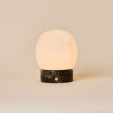Sol Petit Emperador Dark Marbre & Albâtre Lampe de table rechargeable