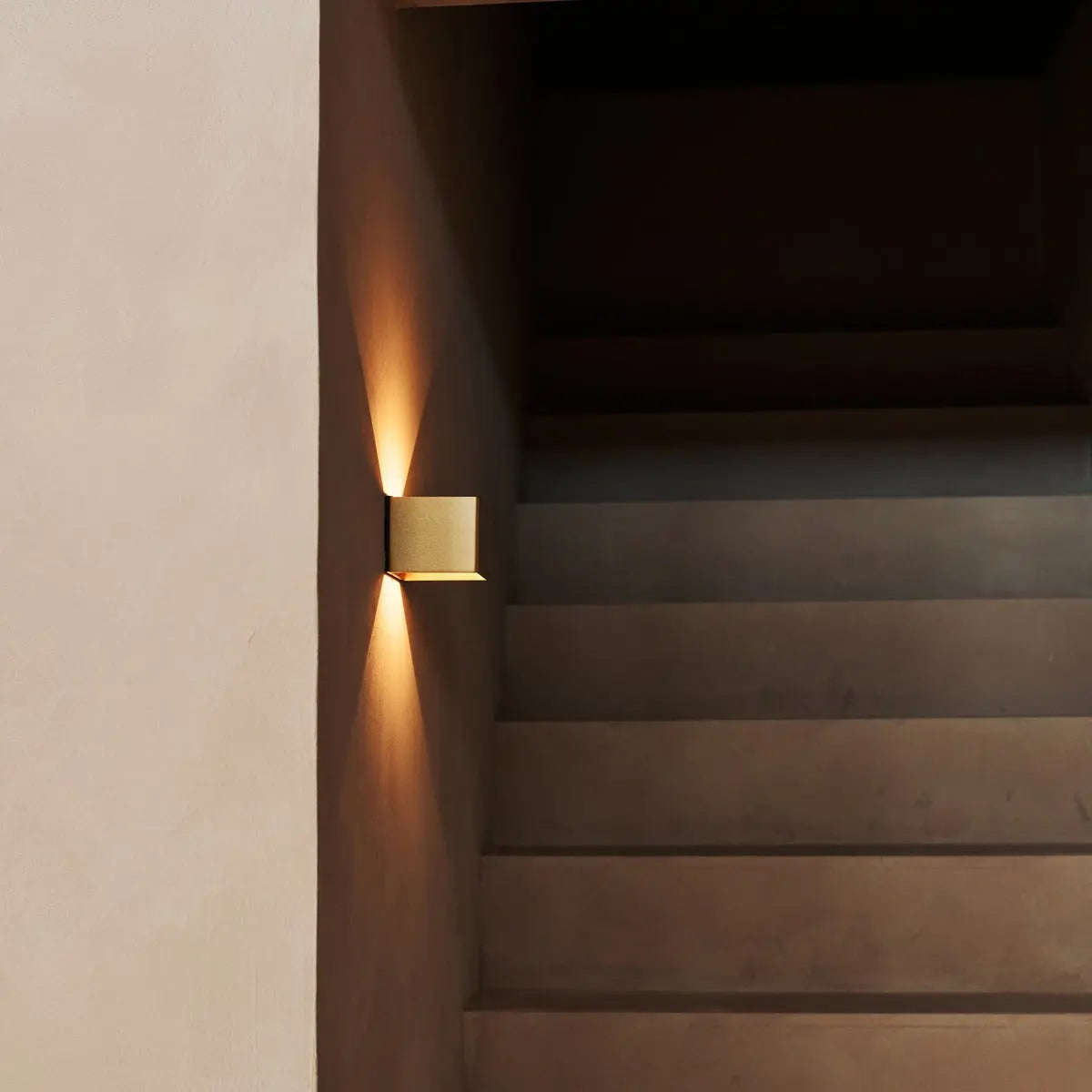 Tess Gold Rechargeable Wall Lamp – Motion sensor, 20 Different Light Modes, Dimmable, Magnetic Suspension System Lamp & Including Remote Control Tavellio