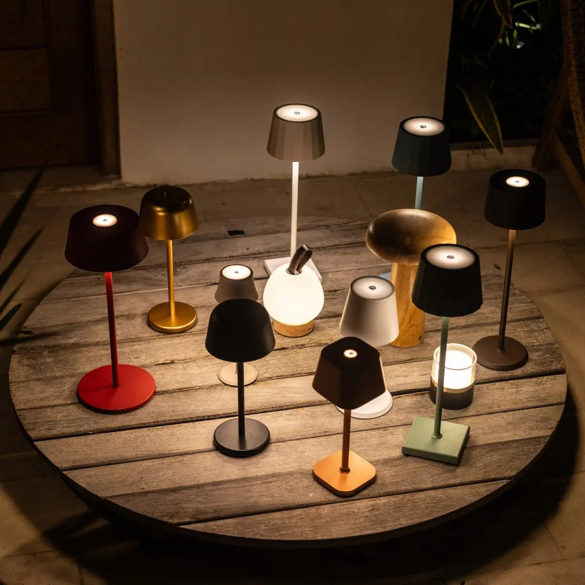 Combi Set Professional – 4 x Vondel Mini Shadow Grey Rechargeable Table Lamps & 1 x Amstel Wireless Charging Station with Q1-Technology – Perfect Lamps for Restaurants, Hospitality & Hotels Tavellio