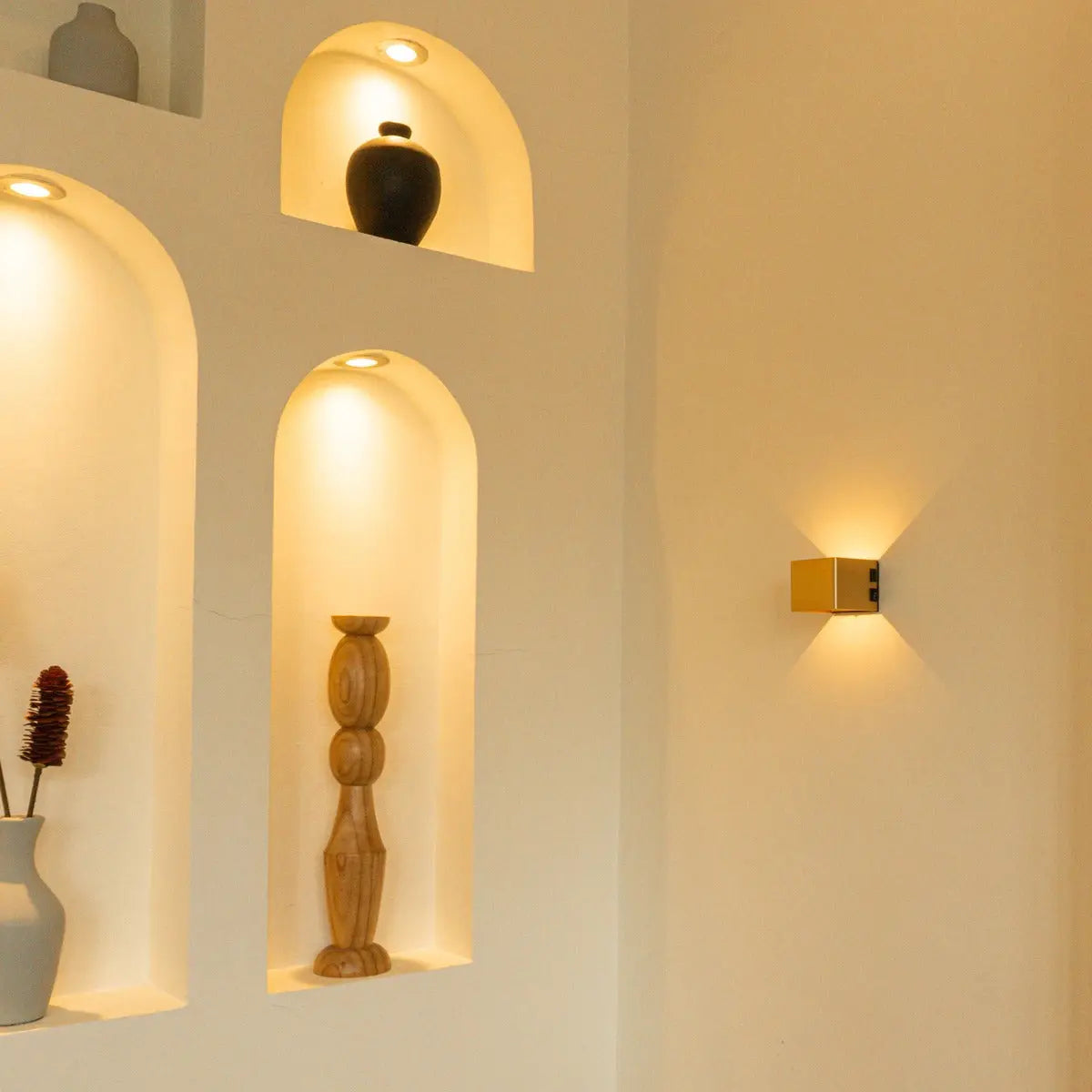 Tess Gold Rechargeable Wall Lamp – Motion sensor, 20 Different Light Modes, Dimmable, Magnetic Suspension System Lamp & Including Remote Control Tavellio