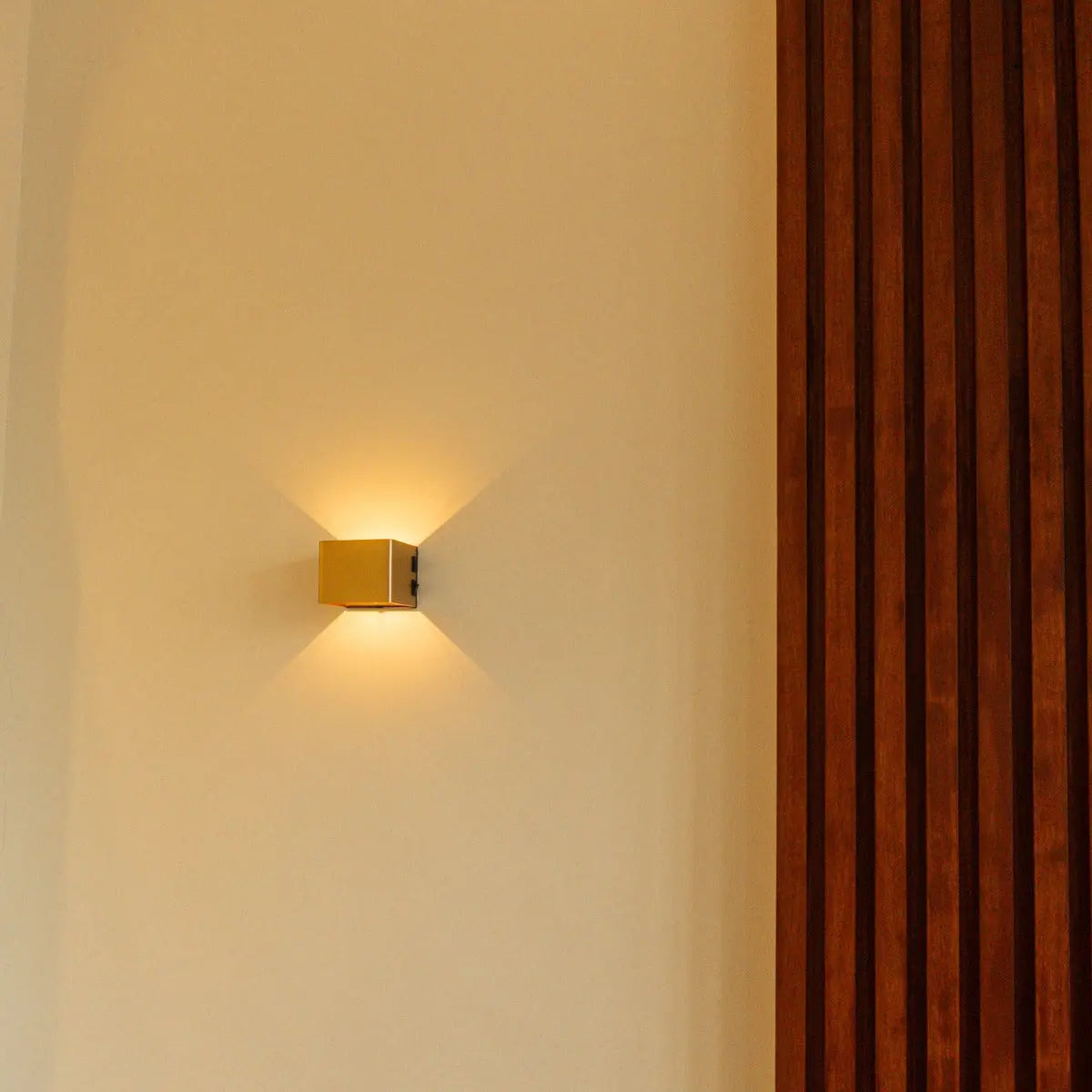 Tess Gold Rechargeable Wall Lamp – Motion sensor, 20 Different Light Modes, Dimmable, Magnetic Suspension System Lamp & Including Remote Control Tavellio