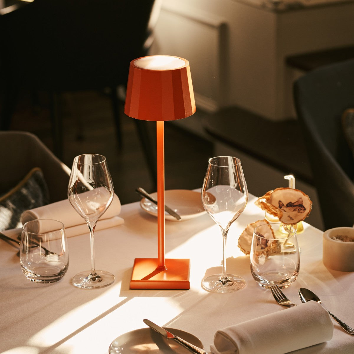 Wouter Orange Blossom Rechargeable Table Lamp – Wireless Charging, Dimmable, 120-Hour Battery Life