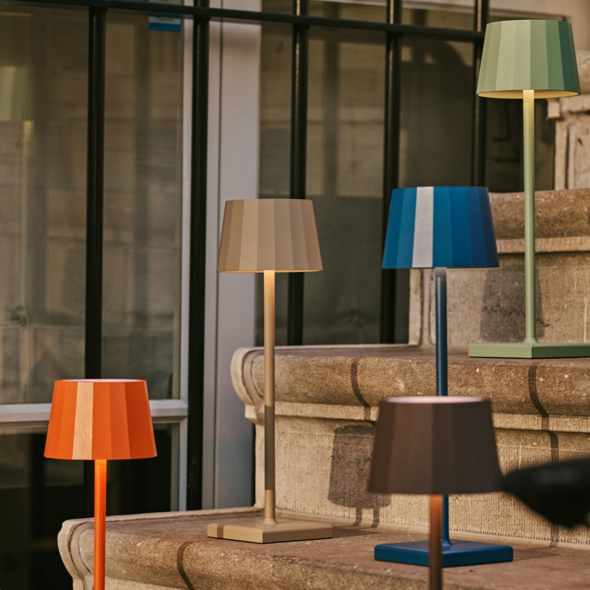 Wouter Delftware Blue Rechargeable Table Lamp – Wireless Charging, Dimmable, 120-Hour Battery Life