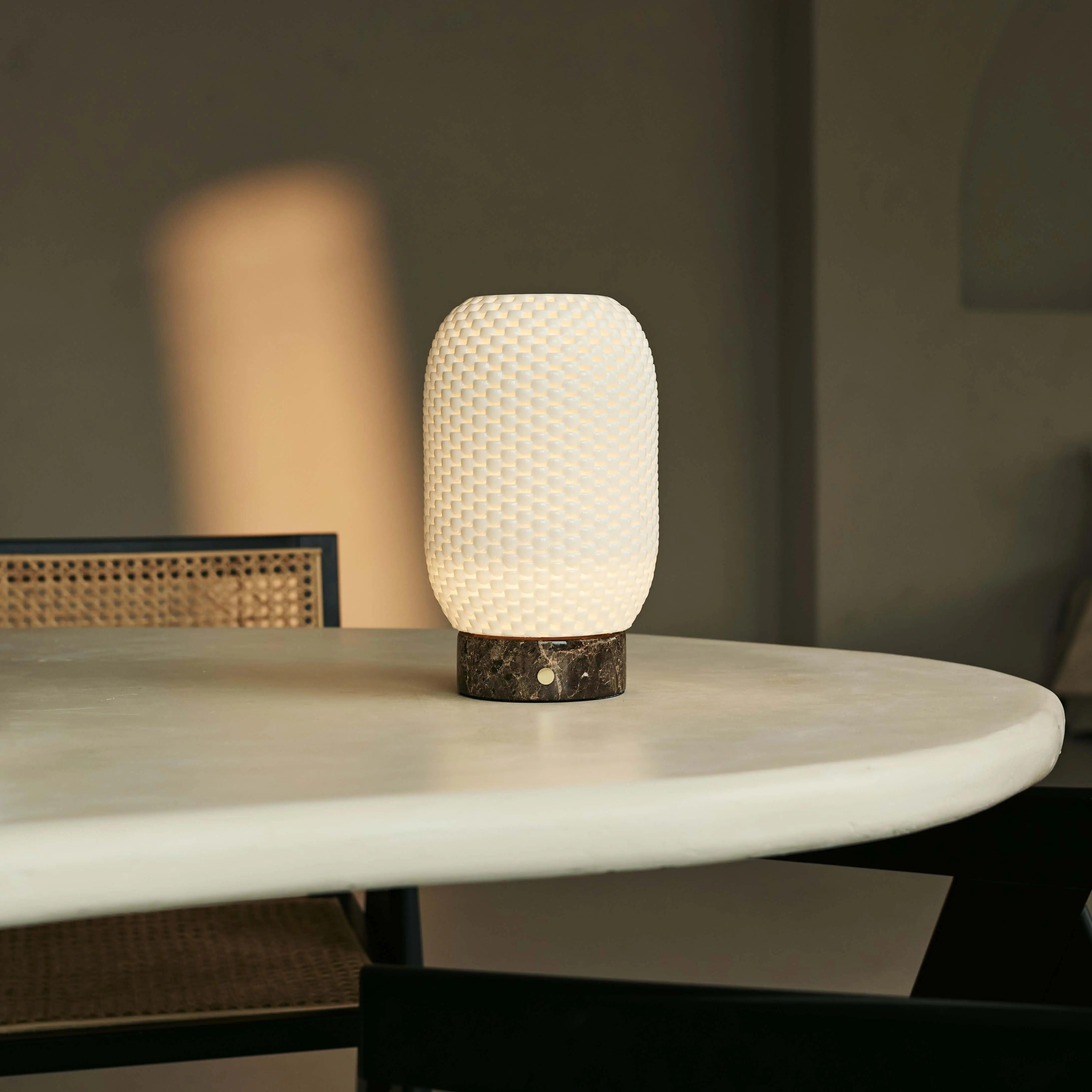Aurora Marble Cordless Table Lamp in 3D-Printed Porcelain – Rechargeable, Dimmable & Up to 100 Hours of Light 