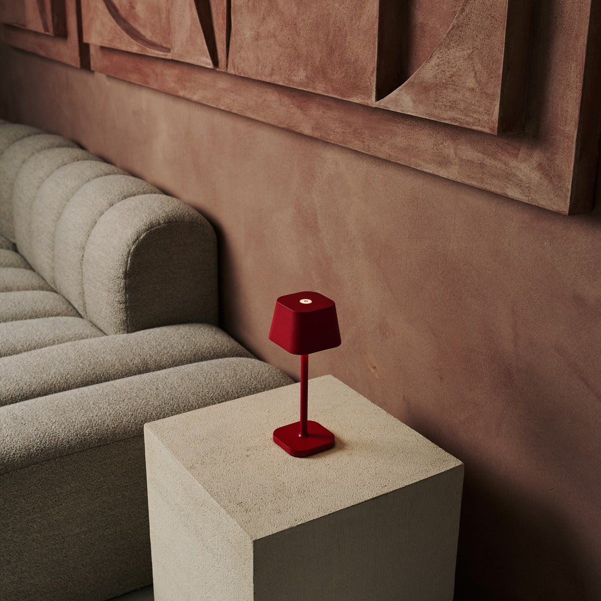 Ava Berry Red - Rechargeable Table Lamp | Stylish, Cordless Lamp & Dimmable Tavellio