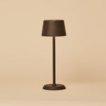 Lampe de table sans fil rechargeable Tavellio Brouwer Mini Mocha en métal texturé, vue de face sur fond neutre, allumée.