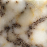 Close-up van het Calacatta Viola marmer met goudbruine adering van de oplaadbare Cuyp Small tafellamp