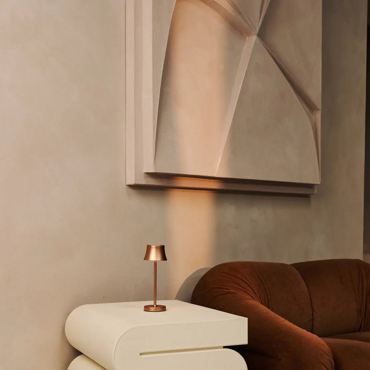 De Pijp Mini Copper Rechargeable Table Lamp – Wireless Charging, Dimmable Lamp & 3 Light Colors Tavellio