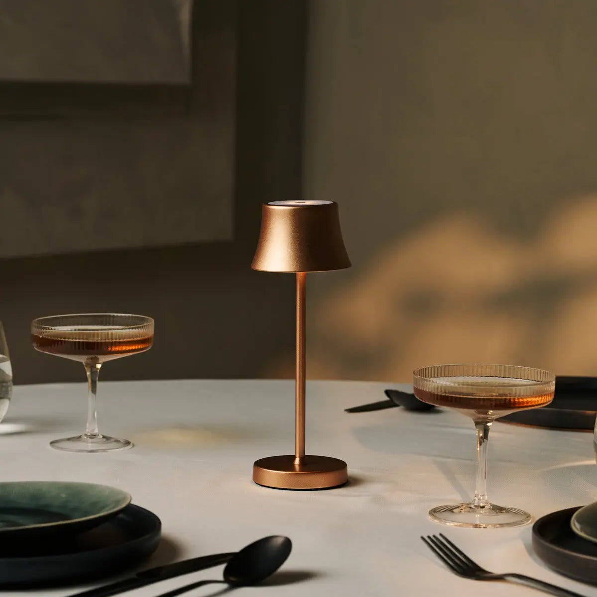 De Pijp Mini Copper Rechargeable Table Lamp – Wireless Charging, Dimmable Lamp & 3 Light Colors Tavellio