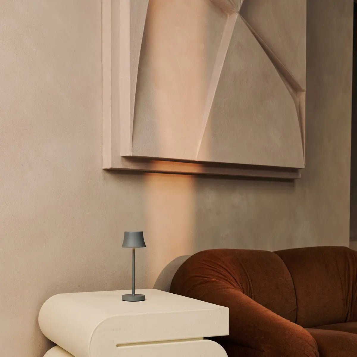 De Pijp Mini Mouse Grey Rechargeable Table Lamp – Wireless Charging, Dimmable Lamp & 3 Light Colors Tavellio