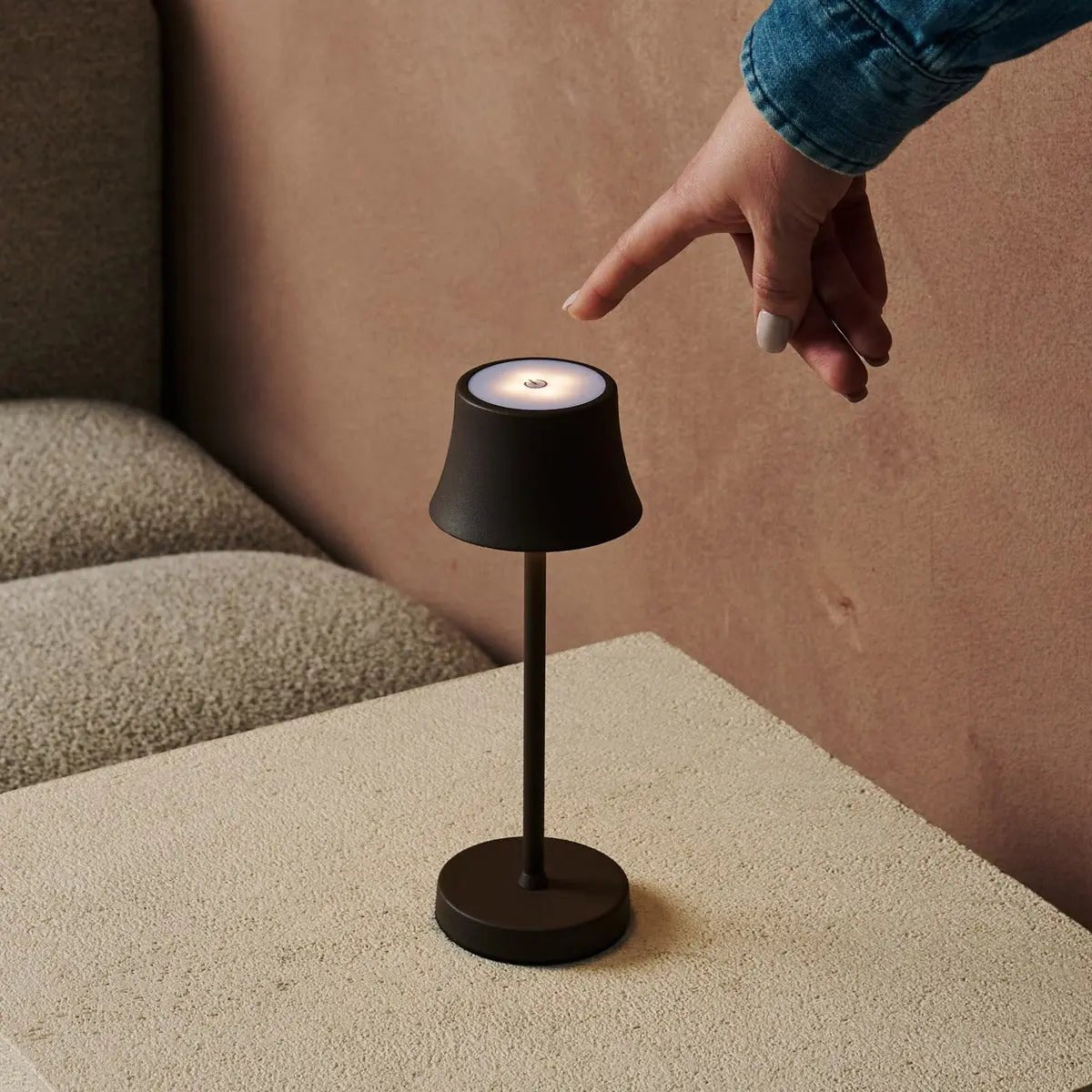 Combi Set Professional – 8 x De Pijp Mini Mocha Brown Rechargeable Table Lamps & 1 x Central Station Wireless Charging Station with Qi-Technology – Perfect for Restaurants, Hospitality & Hotels Tavellio