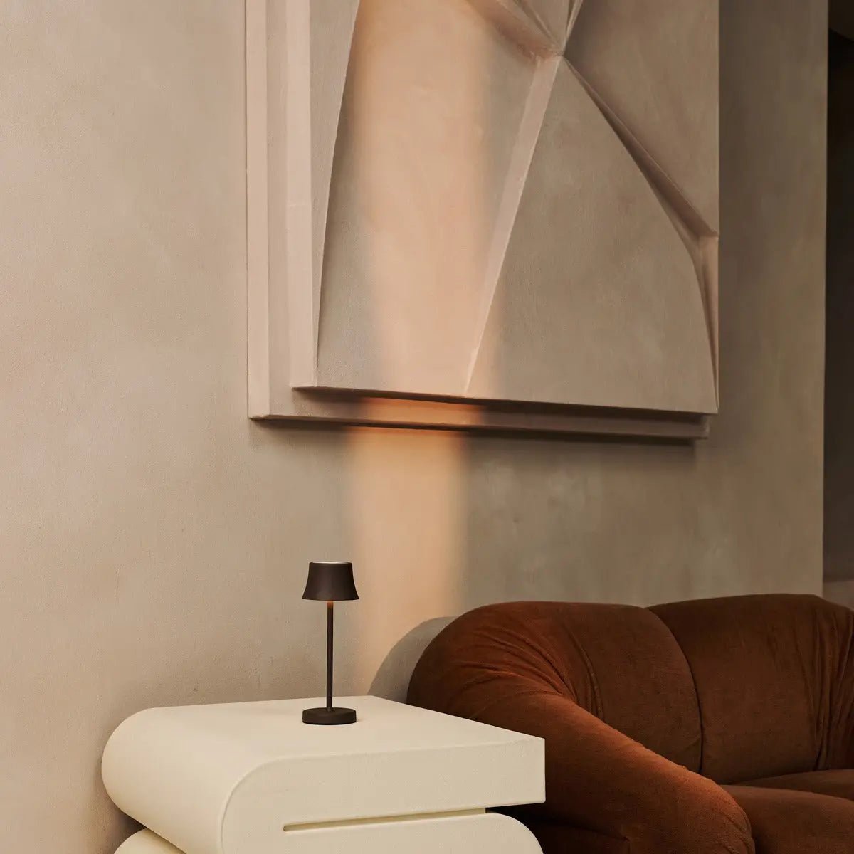 Combi Set Professional – 8 x De Pijp Mini Mocha Brown Rechargeable Table Lamps & 1 x Central Station Wireless Charging Station with Qi-Technology – Perfect for Restaurants, Hospitality & Hotels Tavellio