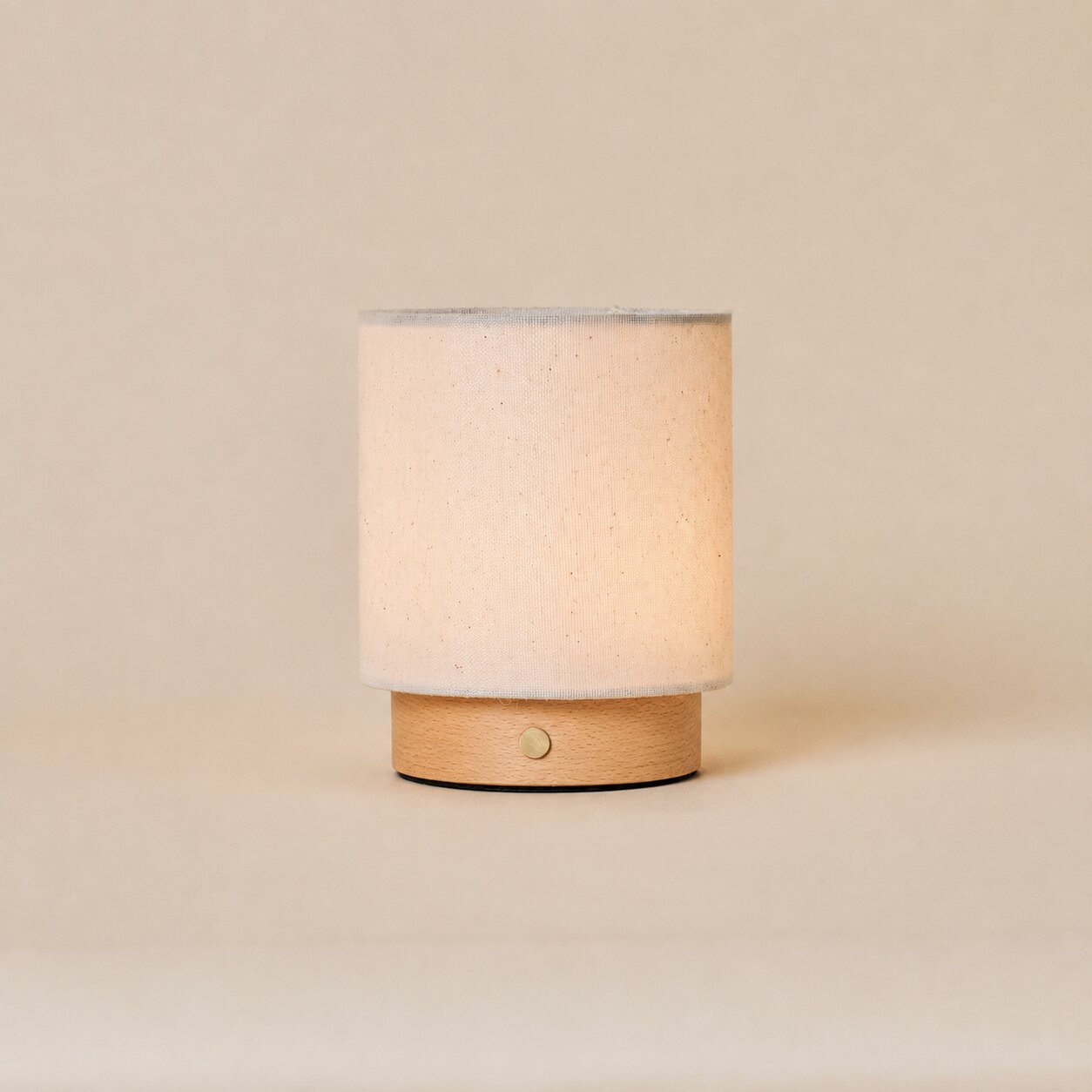 Dick brun clair, lampe de table rechargeable Tavellio en lin beige sur base en bois clair, photo studio