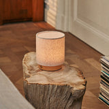 Dick brun clair, lampe de table rechargeable Tavellio en lin sur base en bois clair, table d'appoint en souche de bois rustique