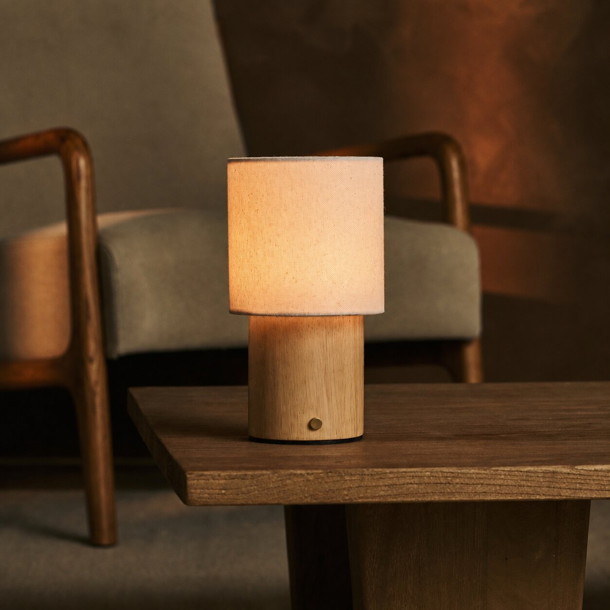 Dick bois marron clair lampe de table sans fil Tavellio – table d'appoint en marbre ronde – ambiance salon