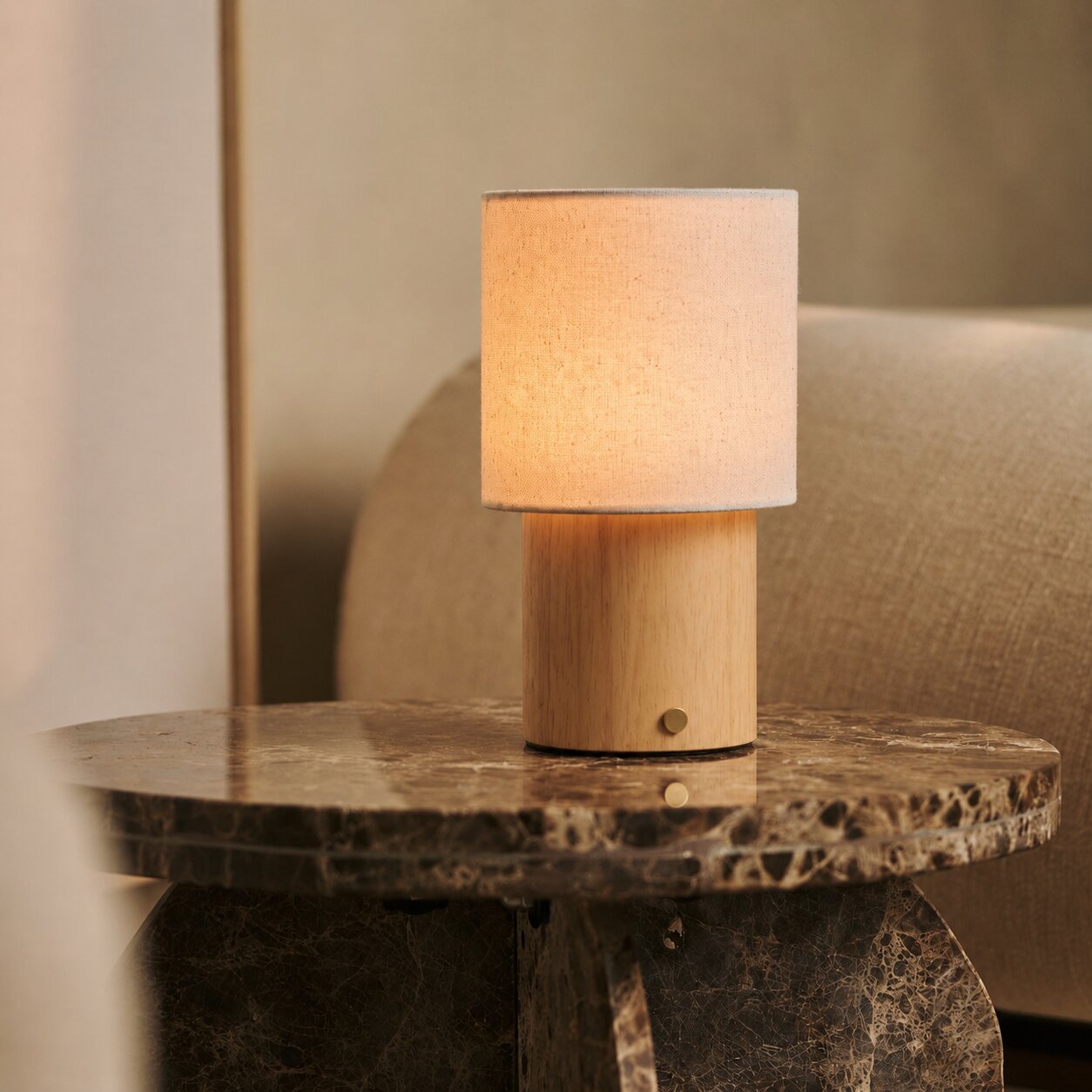Dick bois marron clair lampe de table rechargeable Tavellio – chambre à coucher – commode en bois foncé