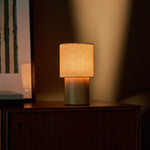 Dick bois marron clair lampe de table sans fil Tavellio – salon – posée sur meuble en bois, ambiance chaleureuse