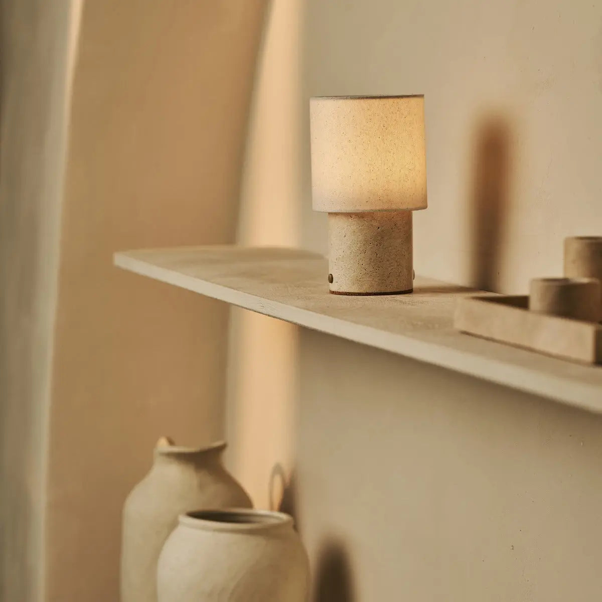 Dou Beige / Travertino Classico – Travertine Rechargeable Table Lamp – Cordless, 3 Light Modes & With Linen Interchangeable Lampshade