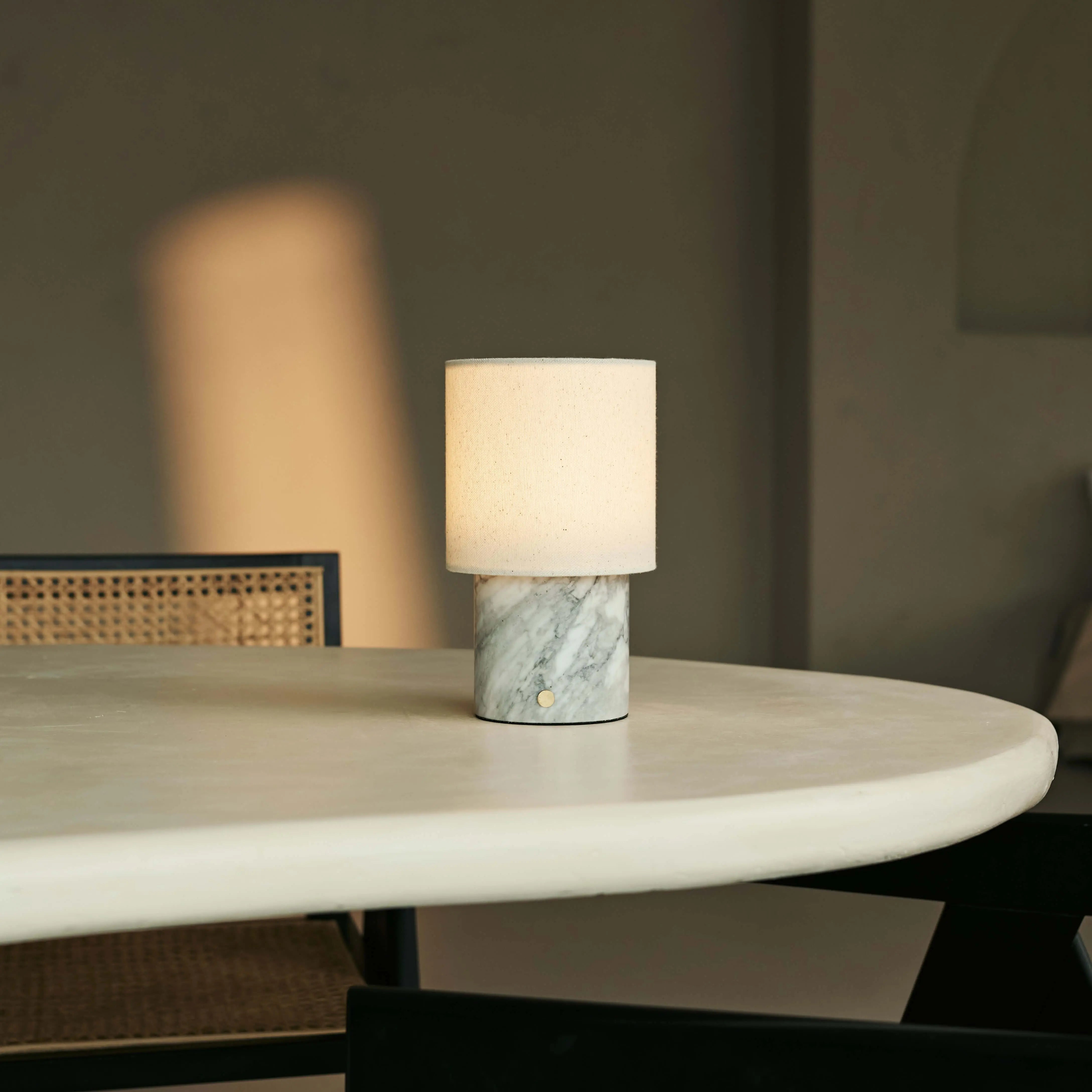 Dou White / Bianco Statuarietto – Marble Rechargeable Table Lamp – Cordless, 3 Light Modes & With Linen Interchangeable Lampshade