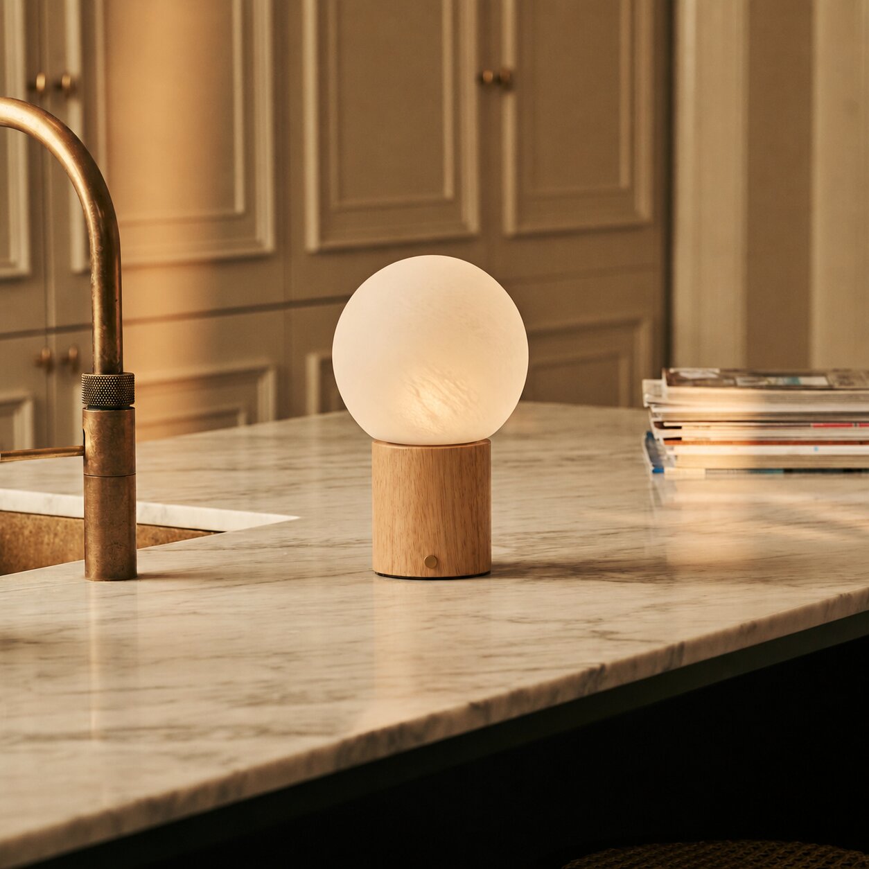 Flore tafellamp oplaadbaar met lichtbruin houten voet op een marmeren keukenblad