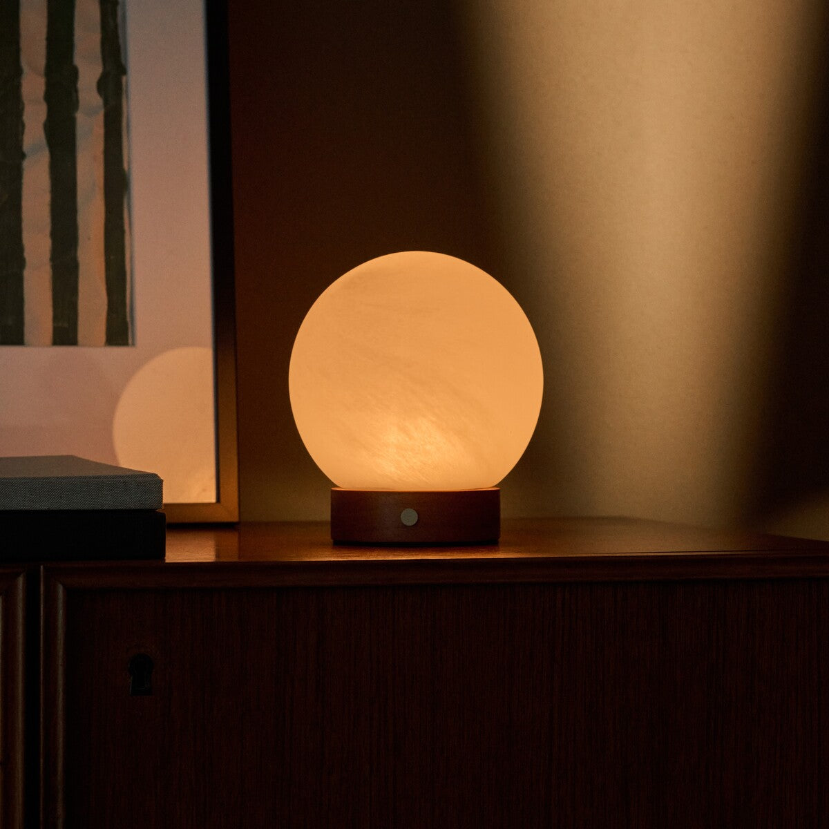 Flore Small Kastanie kabellose Tischlampe Tavellio – auf Sideboard im Schlafzimmer – runder Opalglasschirm mit warmem Schein