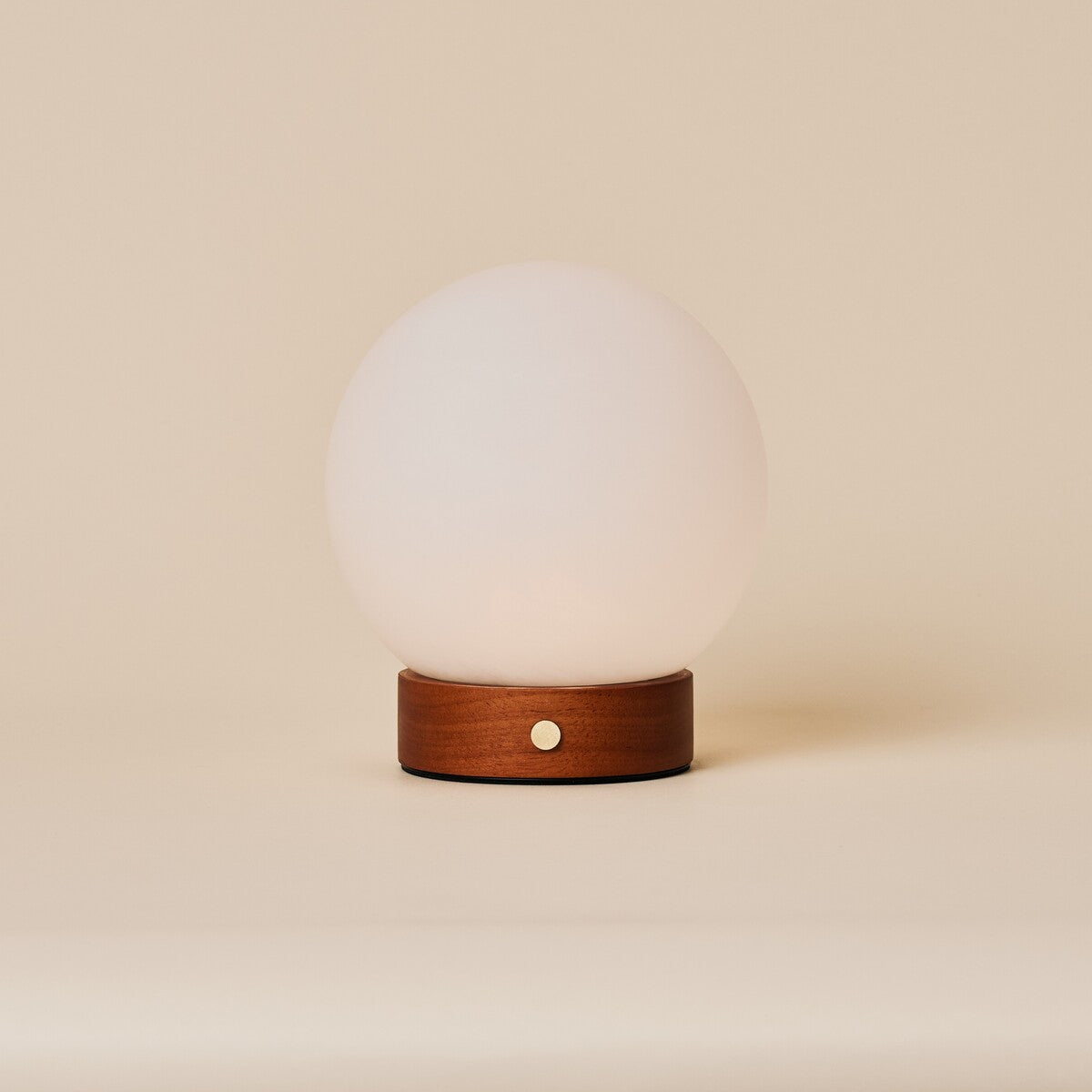 Flore Small Kastanienholz kabellose Tischlampe Tavellio – Studioaufnahme – Opalglaskugel auf Holzsockel