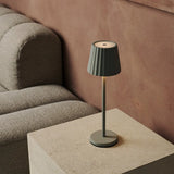 Maya Schaduw Grey Ribbed Table Lamp Made of Iron – Dimmable Lamp & 3 Light Modes, Rechargeable via Wireless Charging Station Tavellio