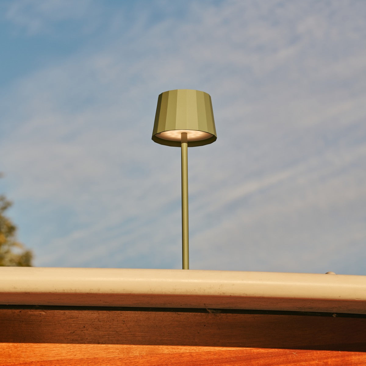 Wouter Sage Green Rechargeable Table Lamp – Wireless Charging, Dimmable, 120-Hour Battery Life