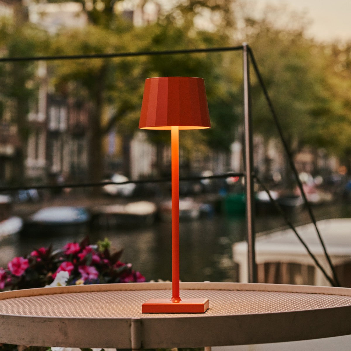  Wouter Orange Blossom Rechargeable Table Lamp – Wireless Charging, Dimmable, 120-Hour Battery Life