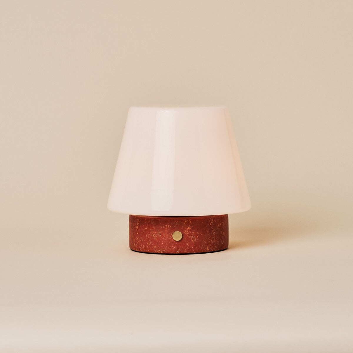 Oplaadbare tafellamp Hooch Small met conische glazen kap op rode Travertine marmeren voet