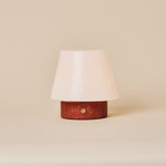 Oplaadbare tafellamp Hooch Small met conische glazen kap op rode Travertine marmeren voet