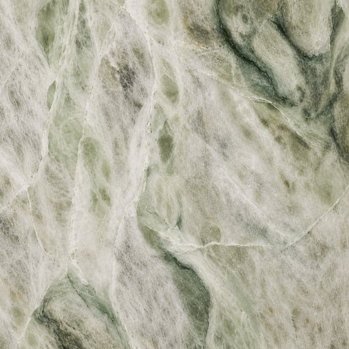 Detailopname van Ice Green marmer, de natuursteen gebruikt voor de voet van de oplaadbare tafellamp