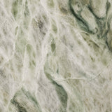Detailopname van Ice Green marmer, de natuursteen gebruikt voor de voet van de oplaadbare tafellamp