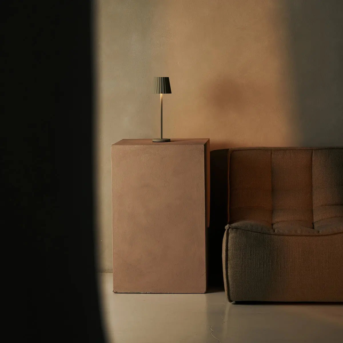 Maya Schaduw Grey Ribbed Table Lamp Made of Iron – Dimmable Lamp & 3 Light Modes, Rechargeable via Wireless Charging Station Tavellio
