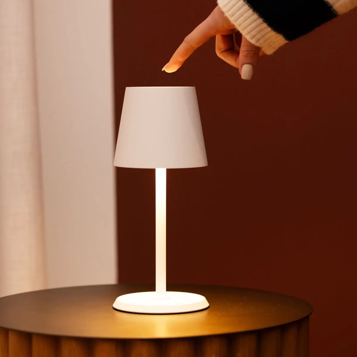 James White Rechargeable Table Lamp – Cordless, Dimmable & Elegant Tavellio