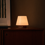 tafellamp oplaadbaar Jadey donkerbruin hout brandend op houten dressoir in schemerige kamer