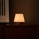 tafellamp oplaadbaar Jadey donkerbruin hout brandend op houten dressoir in schemerige kamer