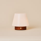 Oplaadbare tafellamp Jadey Small kastanjebruin hout met witte acryl kapdome, studiofoto